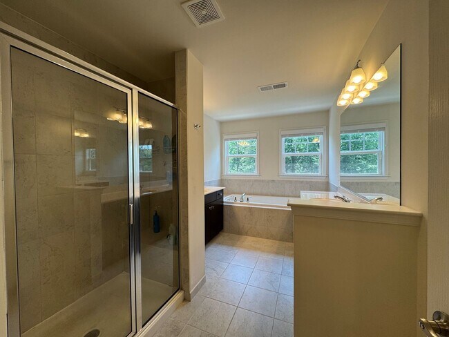 Building Photo - Amazing 6 Bed 5 Bath Single Family Home Wi...