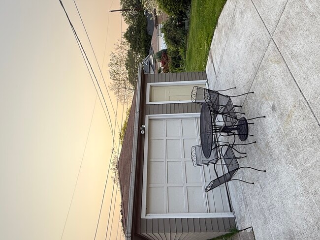 Building Photo - 7518 Keeler Ave