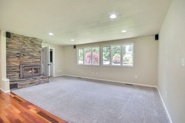 Building Photo - Fantastic Remodel in E Renton Highlands!