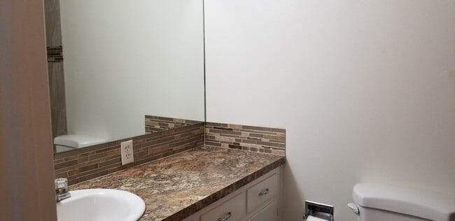 Building Photo - 3 bedroom, 1 bath rance style home on corner lot.