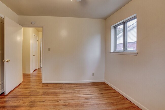 Building Photo - 3 BED 2 BATH! Schedule a tour today!