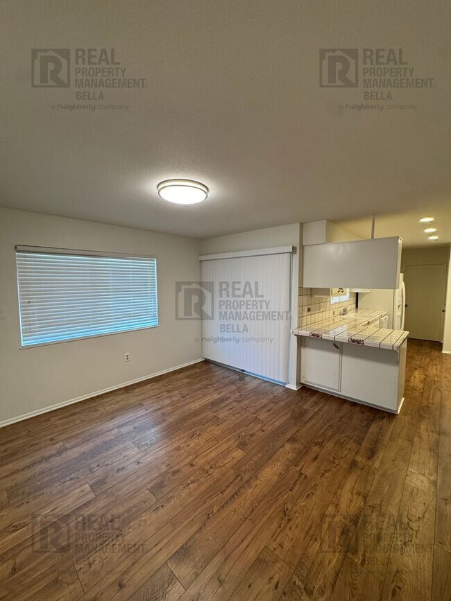 Building Photo - Spacious 3-Bedroom Home with Sunroom & Upg...
