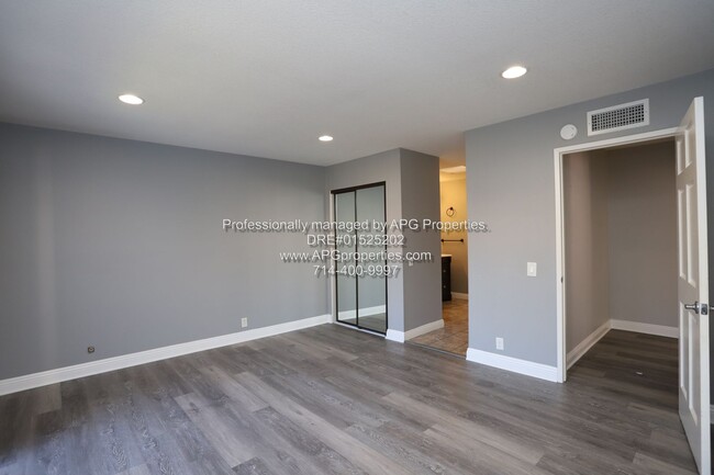 Building Photo - 2 Bedroom / 1.5 Bathroom condo with 2 car ...