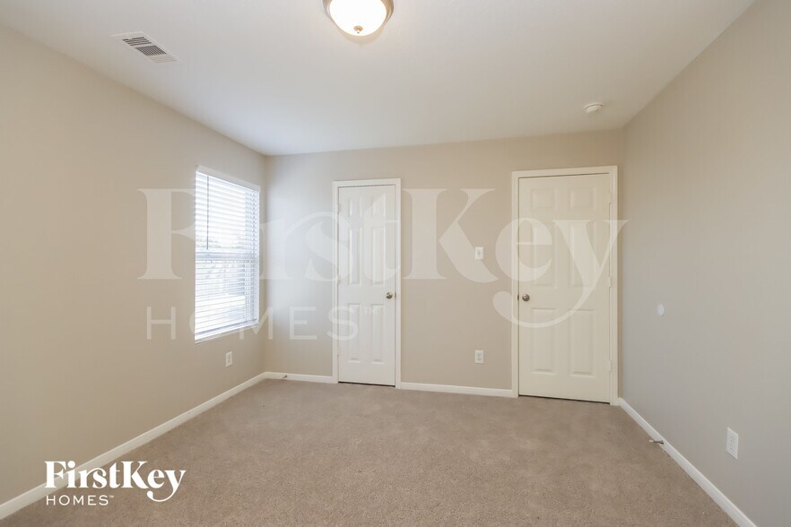 Building Photo - 5619 Cinnamon Lake Dr
