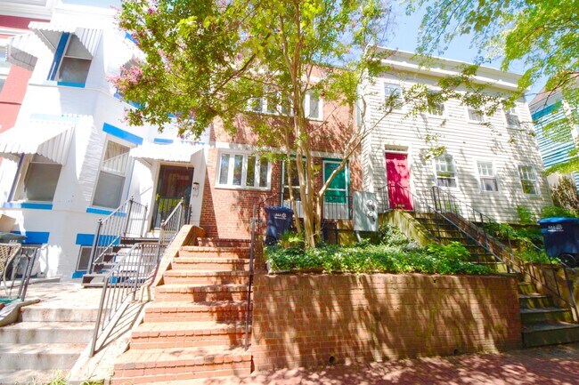 Building Photo - 218 10th St NE