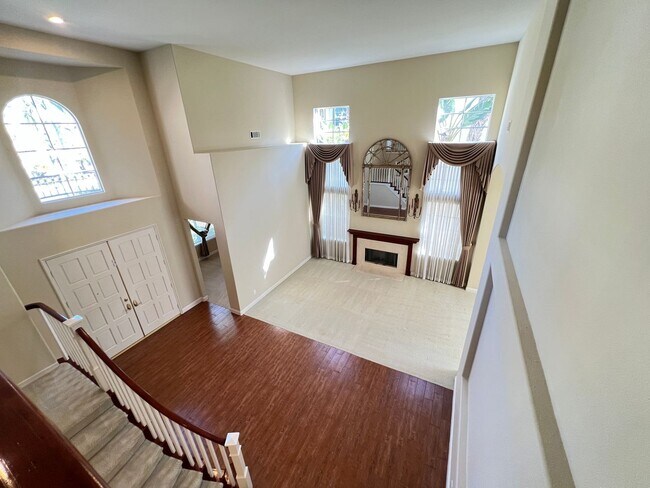 Building Photo - Room for Everyone: Meticulously Maintained 5-Bedroom Estate