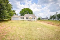 Building Photo - 2 Bedroom 1 Bath On Acreage in Lindale ISD!