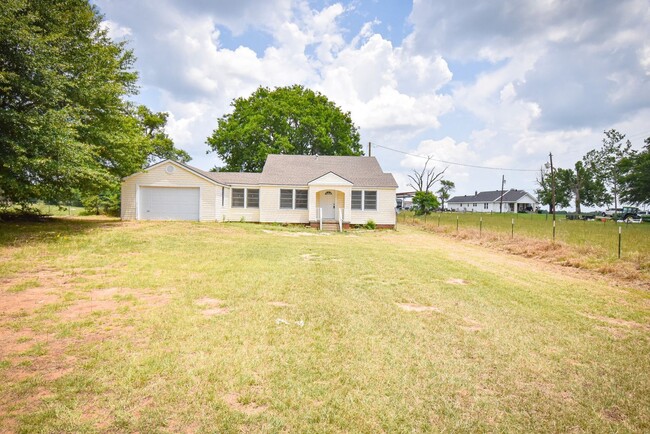 Primary Photo - 2 Bedroom 1 Bath On Acreage in Lindale ISD!
