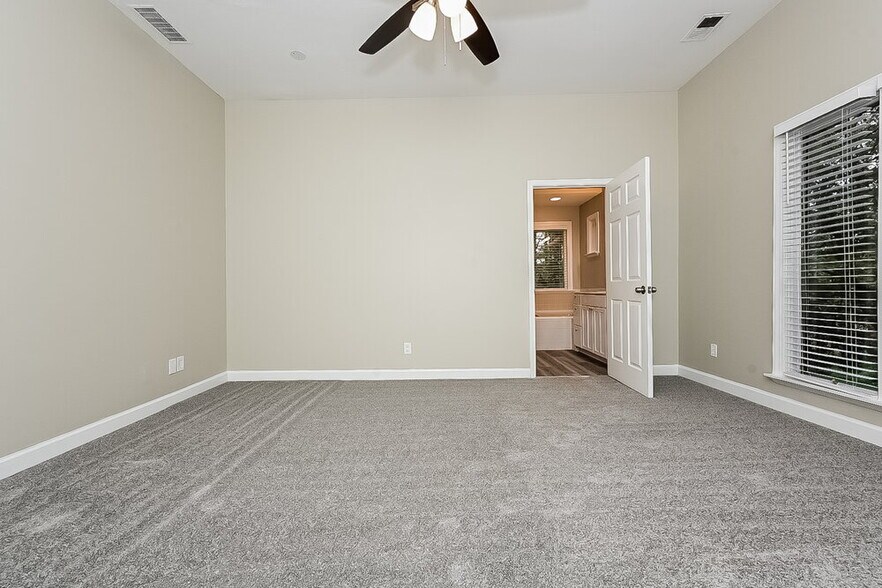 Building Photo - 130 Maple Pl