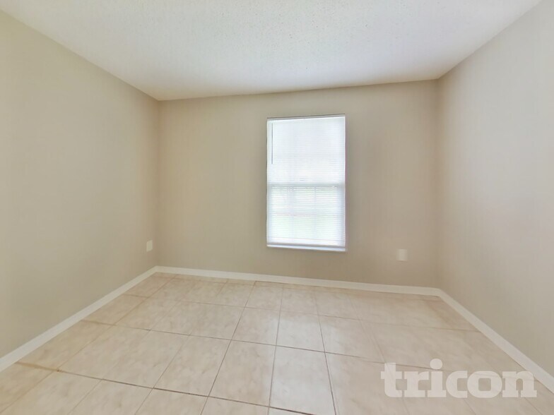 Building Photo - 2663 Kenwood Dr E