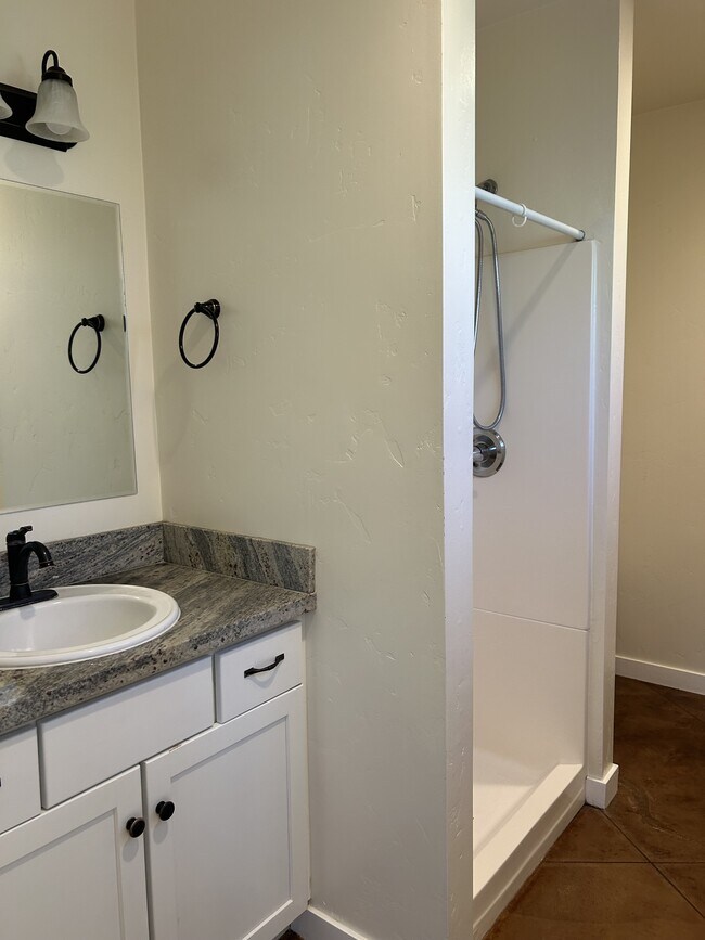 Building Photo - 108 Myrtle St