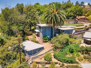 Building Photo - Gorgeous 3 bd 2 ba + Den Single Family hom...