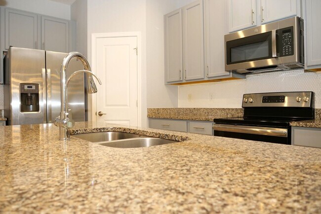 Building Photo - Modern 3-Bedroom Townhome in Gated Communi...
