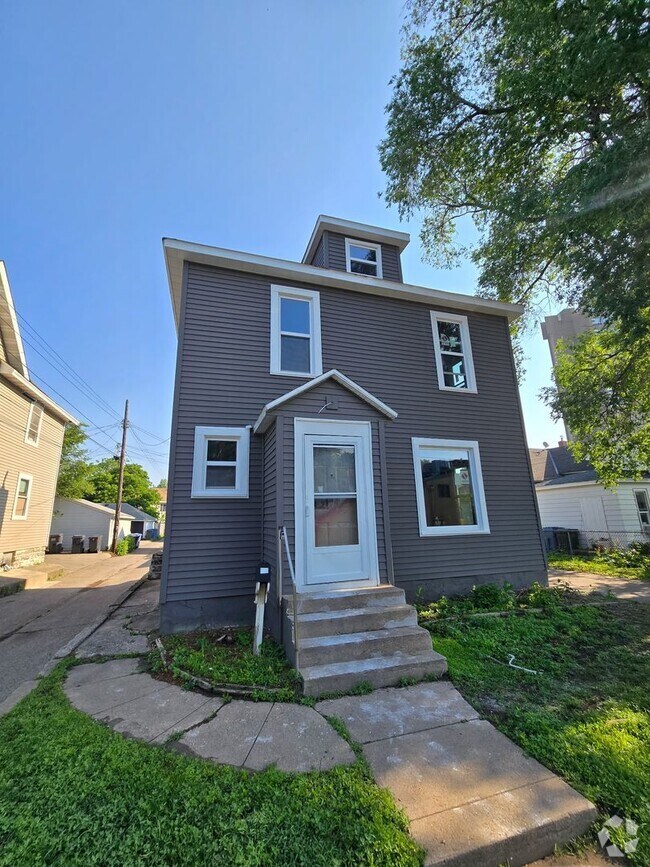 Building Photo - Newly Renovated Single Family Home - GREAT...