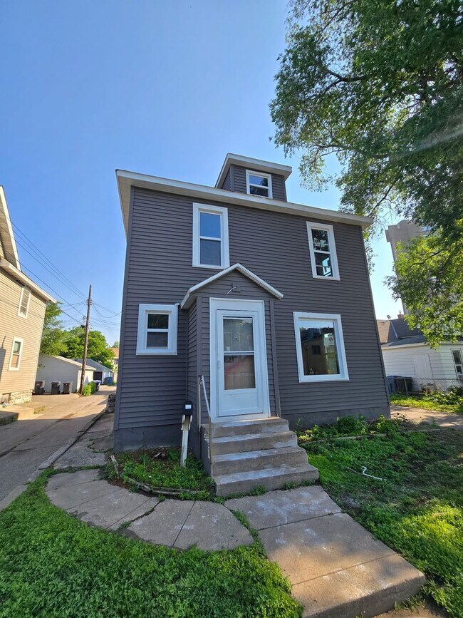 Primary Photo - Newly Renovated Single Family Home - GREAT...
