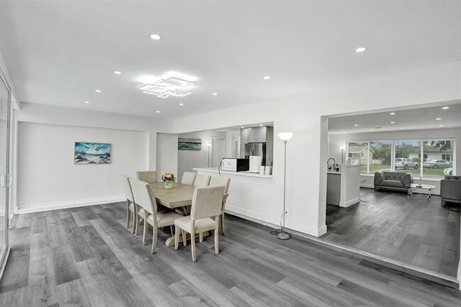 Building Photo - 2114 N 42nd Ave