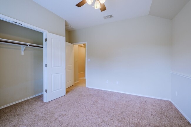 Building Photo - Beautiful & Convenient 3 Bedroom, 2 Bath H...
