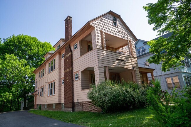 Building Photo - Spacious 3 Bedroom Flat With Off-Street Pa...