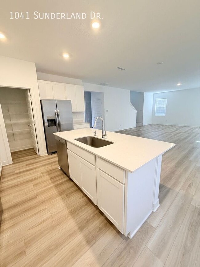 Building Photo - 1041 Sunderland Dr