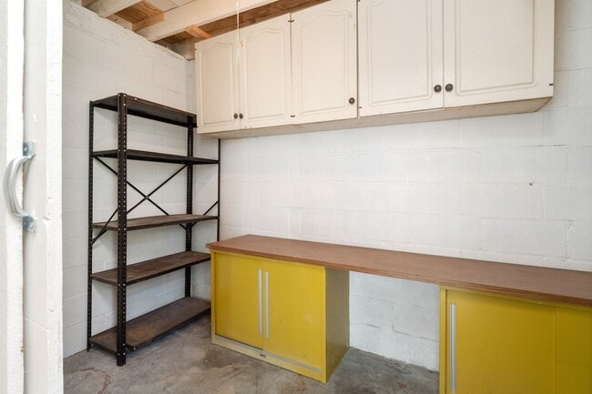 Building Photo - Great fully rehabbed Rental in University ...