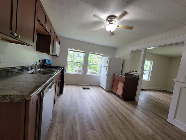 Building Photo - 3 Bedroom, 1 Bath, Available July 2026