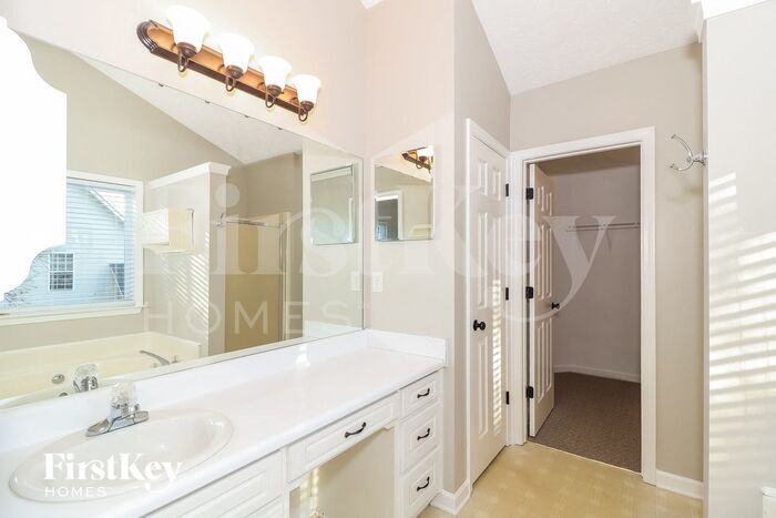 Building Photo - 812 Kendall Park Dr