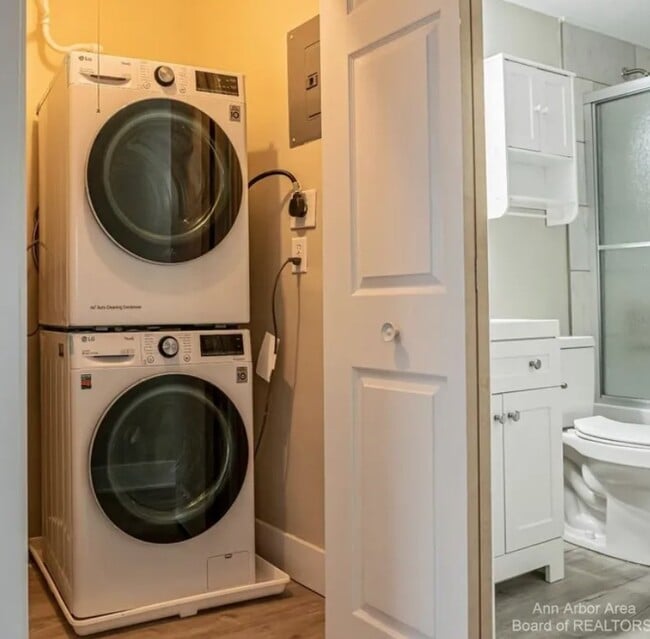 Building Photo - 320 Koch Ave