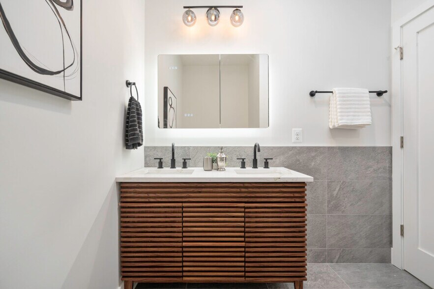 Building Photo - 771 18th St NE