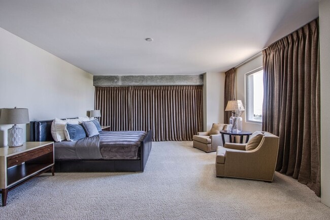 Building Photo - Absolutely stunning high rise loft at Metr...