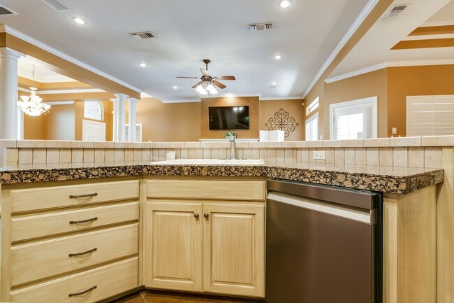 Building Photo - NOW AVAILABLE - Beautiful 3-Bedroom Home in the Southland Neighborhood!