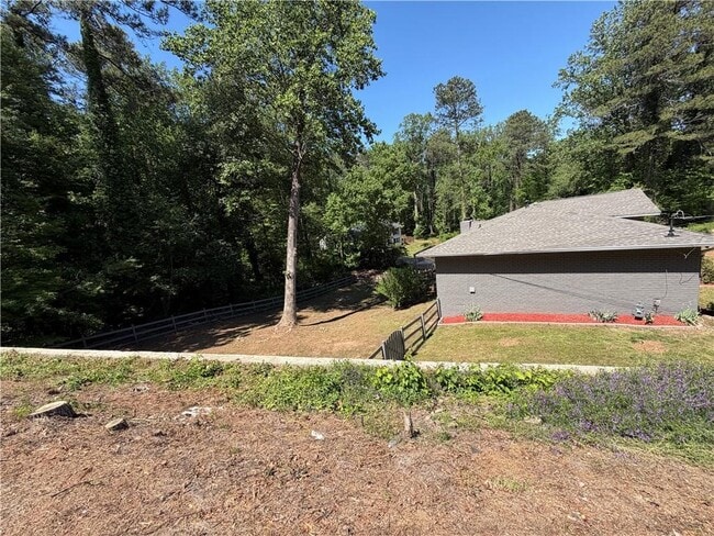 Building Photo - 3336 Camelot Dr NE