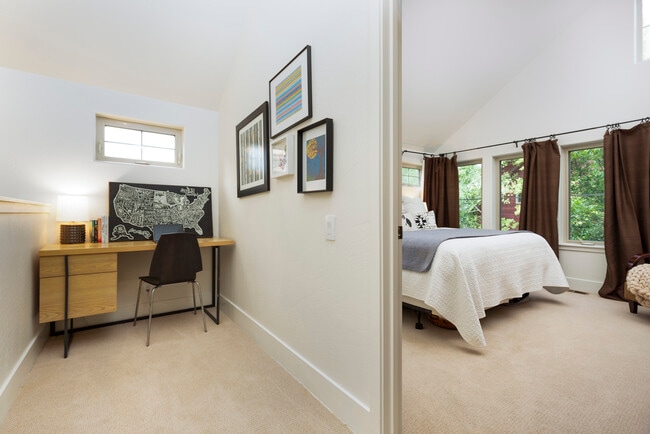 Building Photo - 405 Meadow Ct