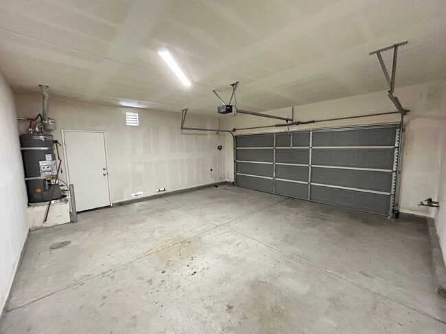 Building Photo - Updated 3 Bedroom