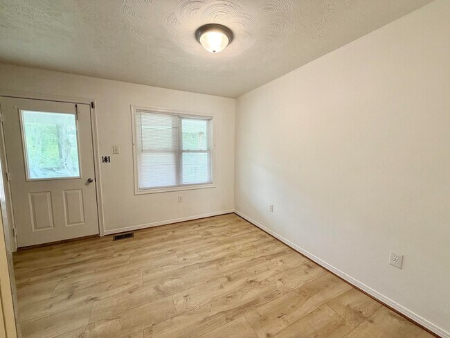 Building Photo - 116 T-Bird Ln