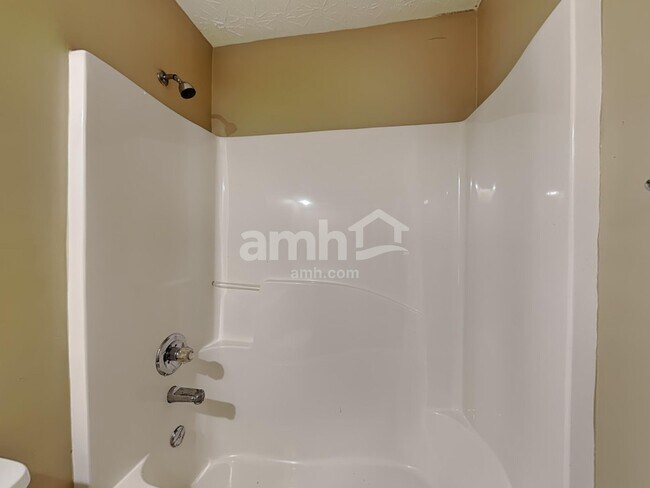 Building Photo - 2175 Village Green Dr