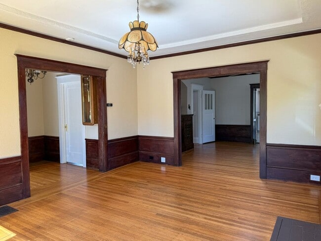 Building Photo - Charming 2-bedroom, 2-bathroom Burlingame ...