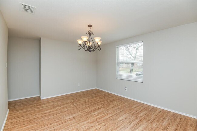 Building Photo - 1000 Bumble Bee Dr