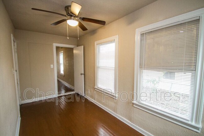 Building Photo - 932 Poinsettia St