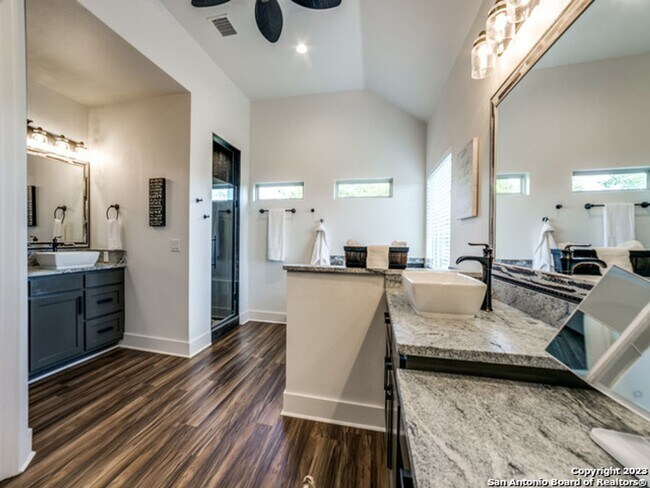 Building Photo - 5 Bedroom/3.5 Bathroom Home in the Ensenad...