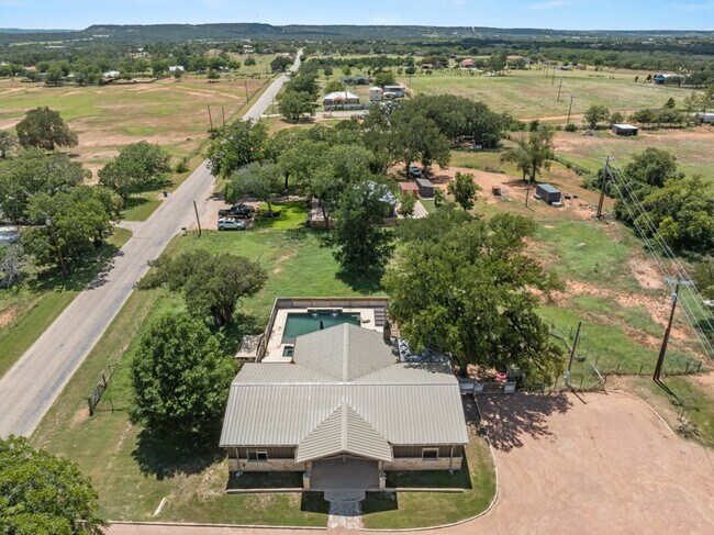 Building Photo - 1740 W Live Oak St