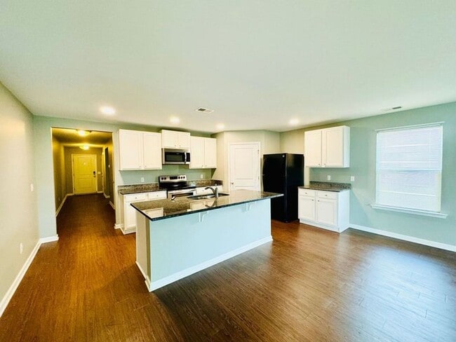 Building Photo - 4 bed, 2 bath-- Available NOW!!