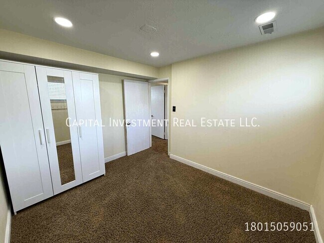 Building Photo - 1102 E Sego Lily Dr