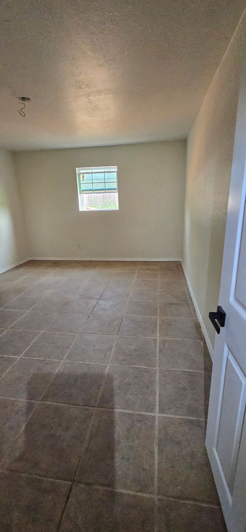 Building Photo - 5 Bedroom Duplex!!