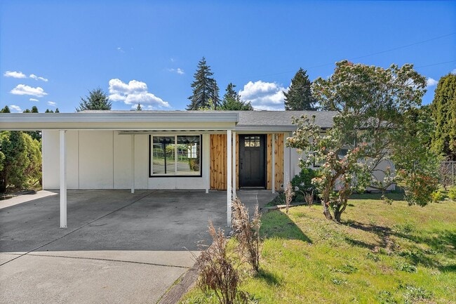 Building Photo - Renovated 3-Bed Rambler in Lakewood | Priv...