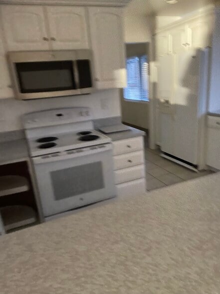 Building Photo - 2975 Governor Dr