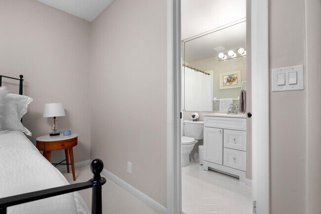 Building Photo - 1321 Bayview Dr