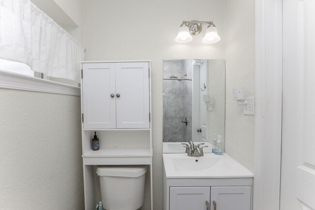 Building Photo - Stylish 3-Bed Brick Home in Central VB!