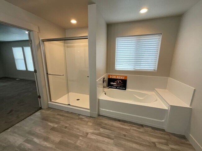 Building Photo - 3 bedroom 2 1/2 bath townhome