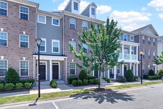 Building Photo - Beautiful 3-Bedroom Townhome in Hampton, VA | Available Sept 21
