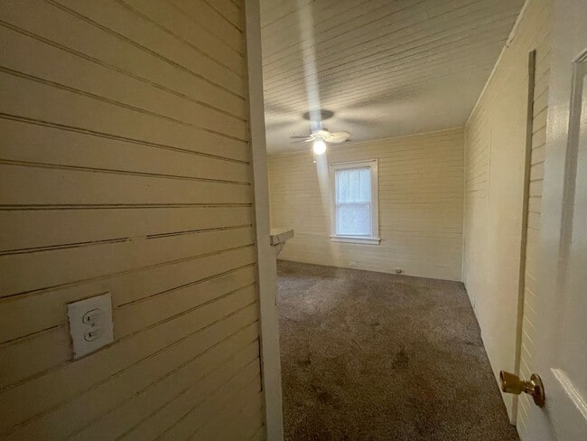 Building Photo - 2 Bed, 1 Bath House